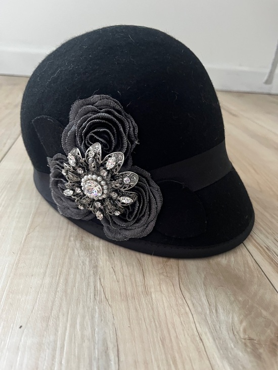 Vintage track season Elegant Black Wool Cloche Hat with Floral Crystal Brooch main image 4